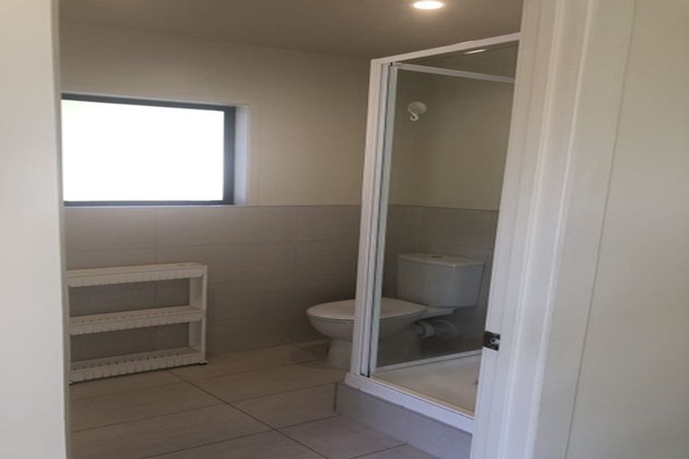 Photo of property in 903 West Coast Road, Waiatarua, Auckland, 0604