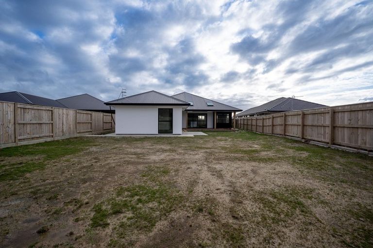 Photo of property in 44 Sardinia Grove, Fitzherbert, Palmerston North, 4410