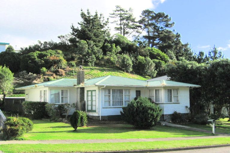 Photo of property in 43 Cardiff Crescent, Cannons Creek, Porirua, 5024