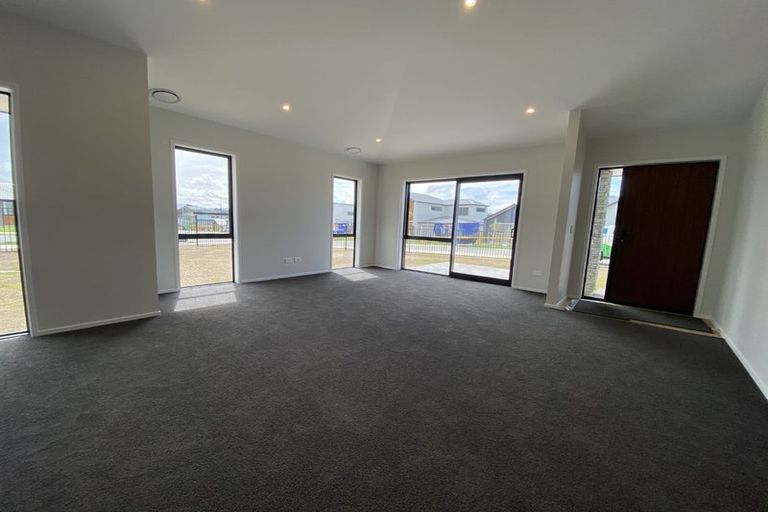 Photo of property in 2 Weweia Close, Kenepuru, Porirua, 5022