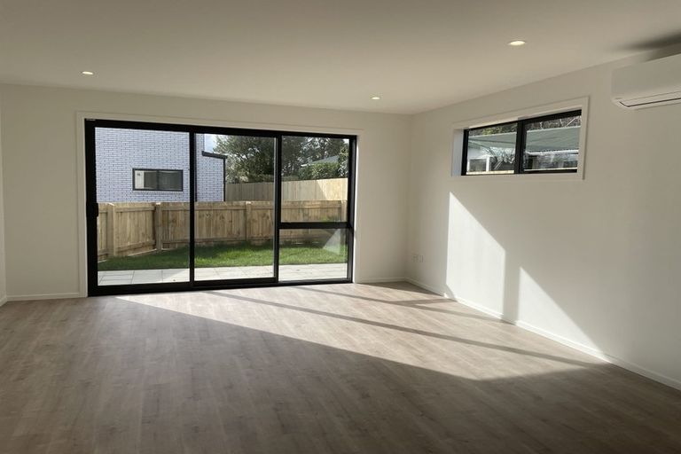 Photo of property in 1/12 Enderby Drive, Te Atatu Peninsula, Auckland, 0610