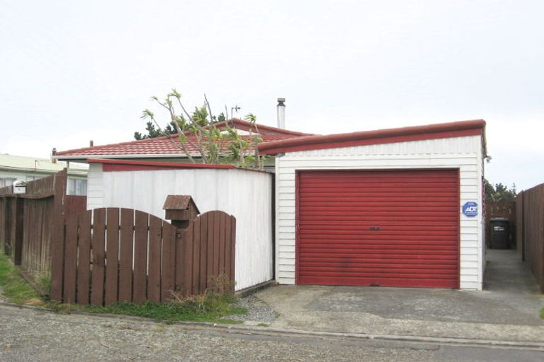 Photo of property in 13 Chetwode Grove, Newlands, Wellington, 6037