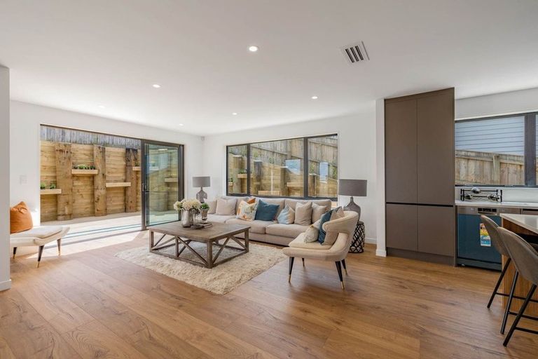 Photo of property in 30 Colliston Rise, Pinehill, Auckland, 0632