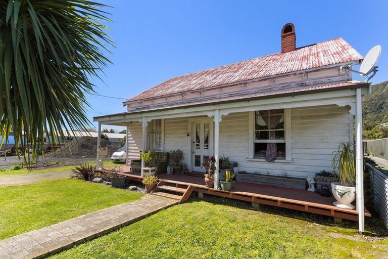 Photo of property in 10 Market Street, Picton, 7220