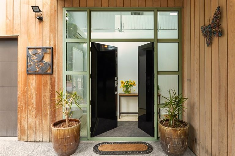 Photo of property in 11a Woodfern Crescent, Titirangi, Auckland, 0604