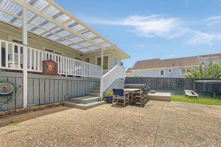 Photo of property in 122 Atkinson Road, Titirangi, Auckland, 0604