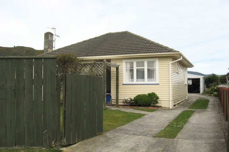 Photo of property in 15 Russell Road, Wainuiomata, Lower Hutt, 5014