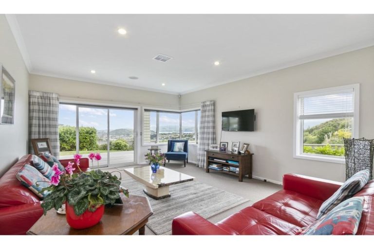 Photo of property in 15 Canary Way, Whitby, Porirua, 5024