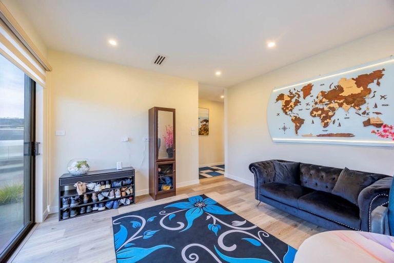 Photo of property in 16 Cara Avenue, Kumeu, 0810
