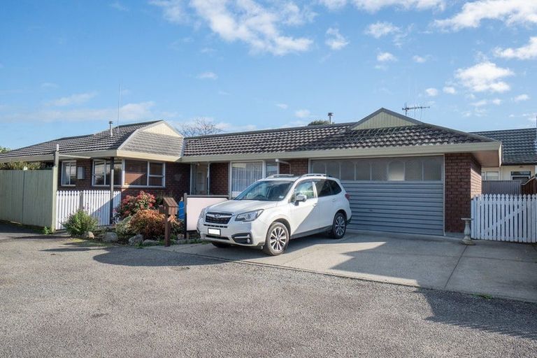 Photo of property in 8 Edgecombe Court, Roslyn, Palmerston North, 4414