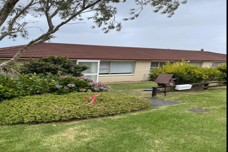 Photo of property in 1/819 East Coast Road, Northcross, Auckland, 0630