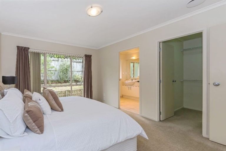 Photo of property in 5 Saltwood Street, Red Beach, 0932