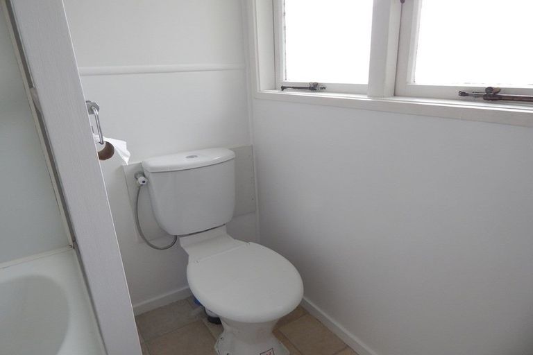 Photo of property in 2/124 Te Atatu Road, Te Atatu South, Auckland, 0610