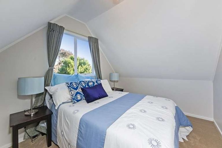 Photo of property in 2 Caspian Close, New Lynn, Auckland, 0600