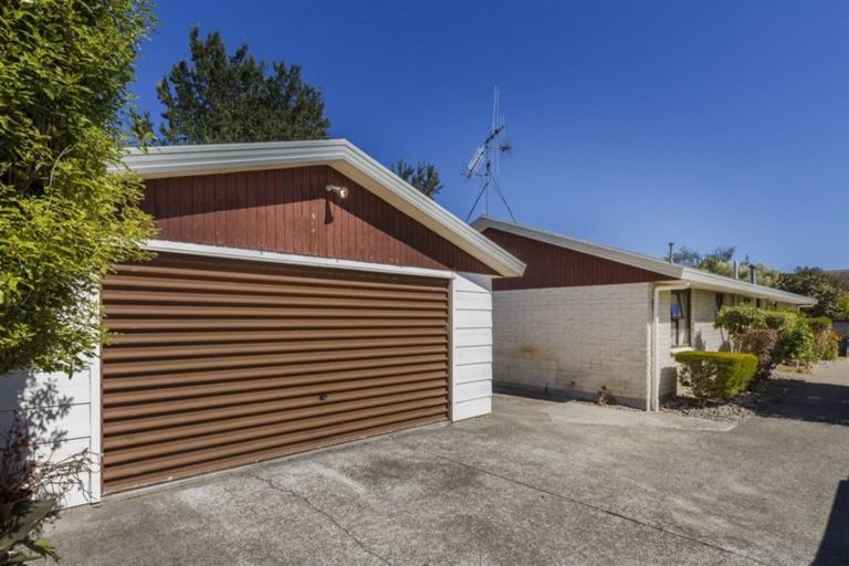 Photo of property in 2 Caroline Crescent, Highbury, Palmerston North, 4412