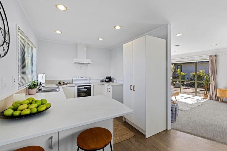 Photo of property in 2/18 Edgeworth Road, Glenfield, Auckland, 0629