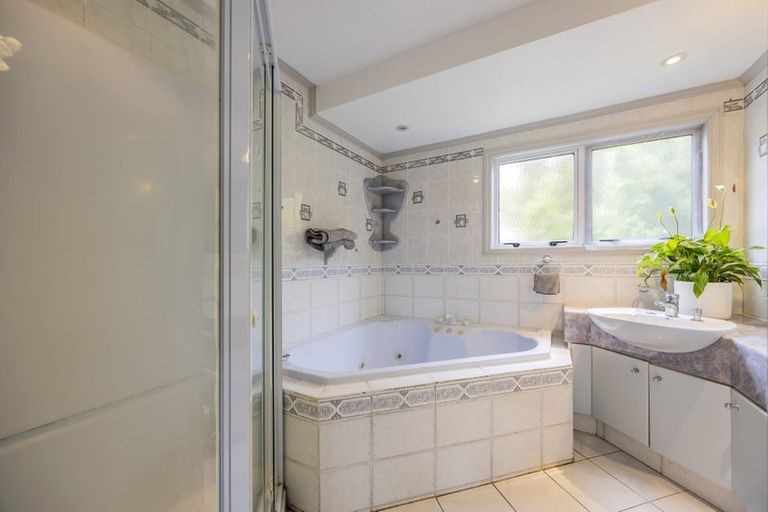 Photo of property in 17 Louise Place, Browns Bay, Auckland, 0630