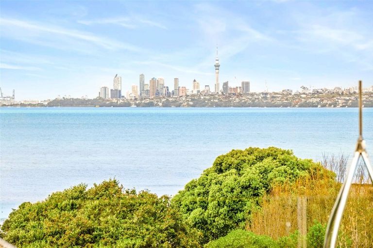 Photo of property in 124 Beach Road, Te Atatu Peninsula, Auckland, 0610