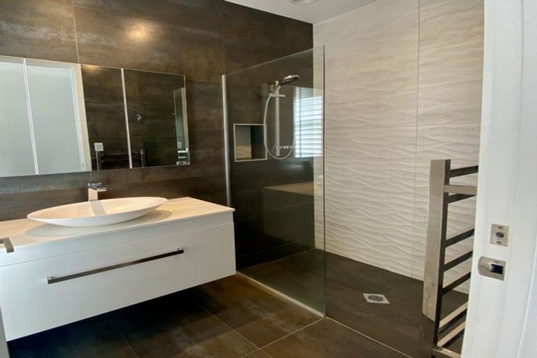 Photo of property in 13 Waitemata Drive, One Tree Point, 0118