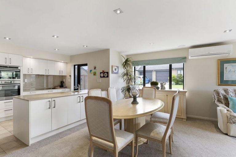 Photo of property in 58 Royalle Mews, Botany Downs, Auckland, 2010