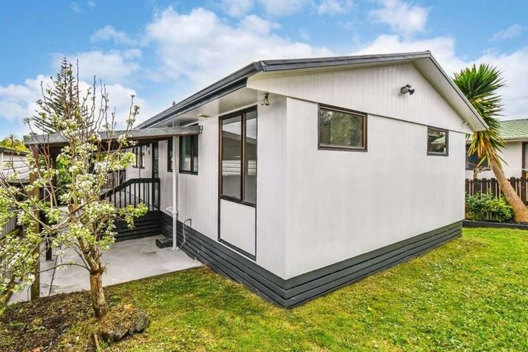 Photo of property in 2/10 Nearco Street, Randwick Park, Auckland, 2105