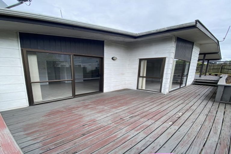 Photo of property in 43 Deverell Place, Northcross, Auckland, 0632