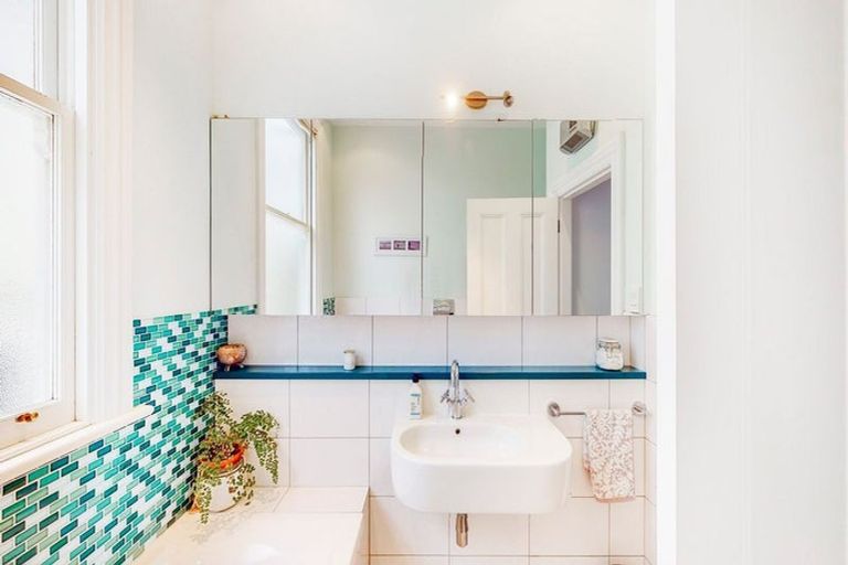 Photo of property in 37 Grove Road, Kelburn, Wellington, 6012