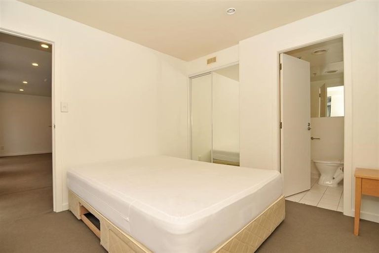 Photo of property in Terrace Heights Apartments, 2a/163 The Terrace, Wellington Central, Wellington, 6011
