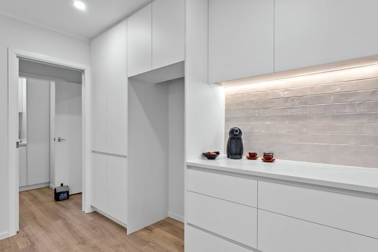 Photo of property in 21 Lantana Road, Green Bay, Auckland, 0604