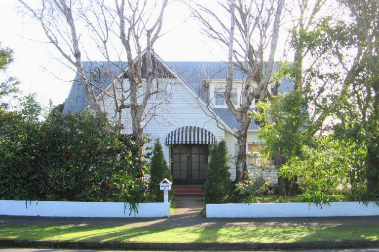 Photo of property in 6 Montgomery Terrace, Hokowhitu, Palmerston North, 4410