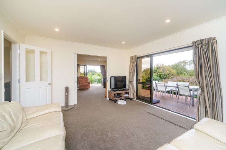 Photo of property in 15 Greenwood Place, Fitzherbert, Palmerston North, 4410