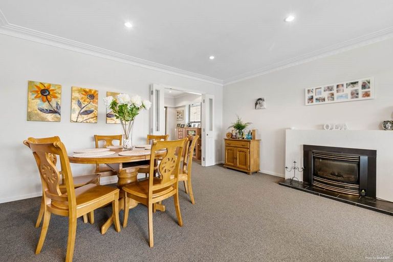 Photo of property in 27 Kurnell Drive, Botany Downs, Auckland, 2010