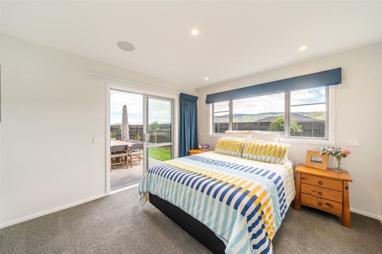 Photo of property in 77 Sunstone Crescent, Timberlea, Upper Hutt, 5018