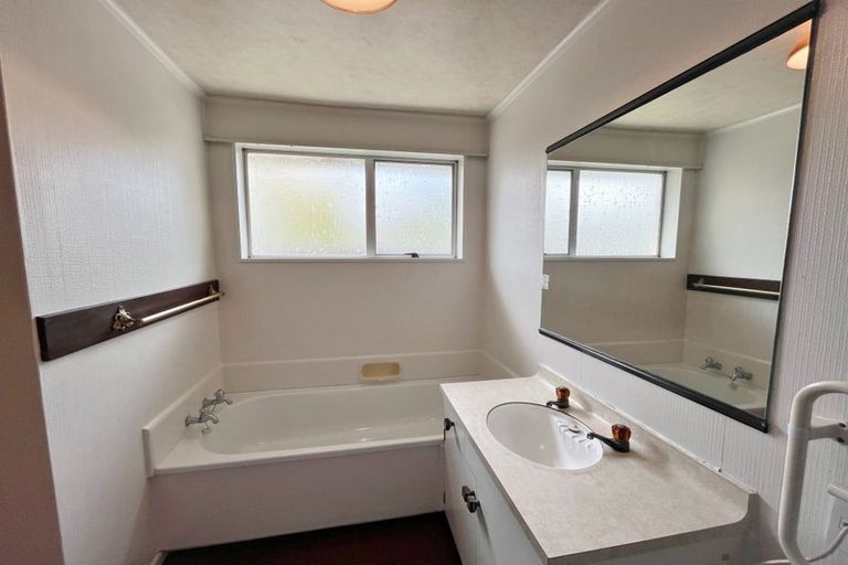 Photo of property in 2/51 Woodbury Street, Russley, Christchurch, 8042