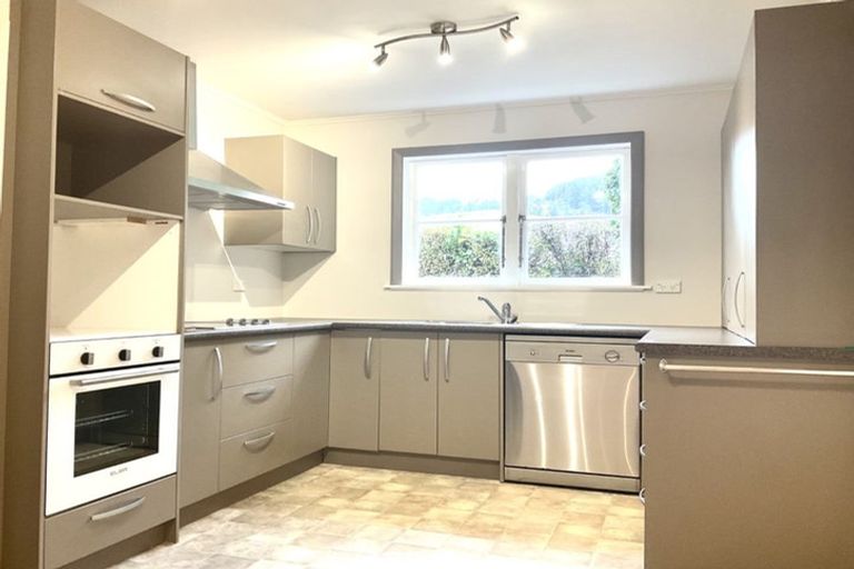 Photo of property in 136 Wyndham Road, Pinehaven, Upper Hutt, 5019