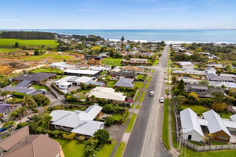 Photo of property in 74 Wairau Road, Oakura, 4314