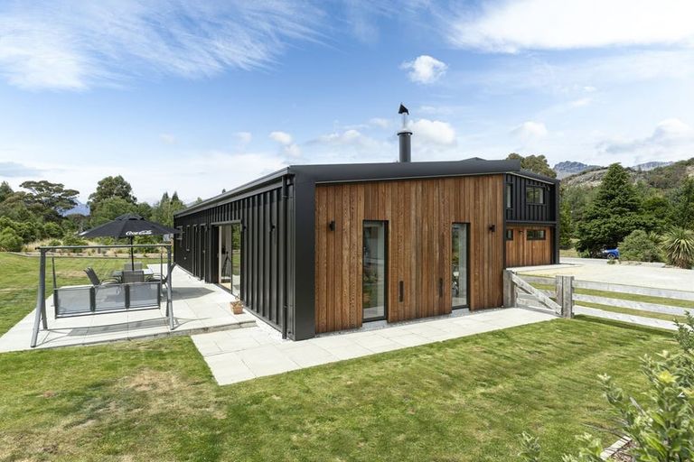 Photo of property in 43 Peregrine Falcon Road, Mount Creighton, Queenstown, 9371