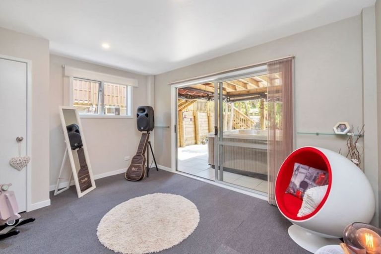 Photo of property in 7 Rossmore Terrace, Murrays Bay, Auckland, 0630