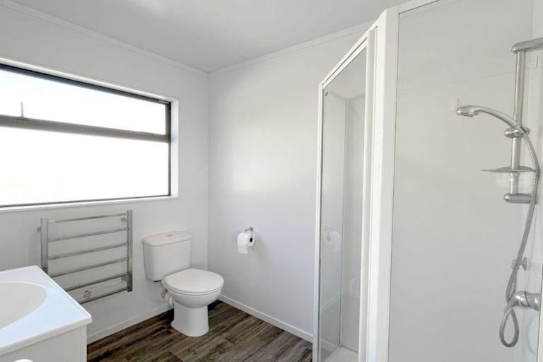 Photo of property in 4 Karo Place, Glendene, Auckland, 0602