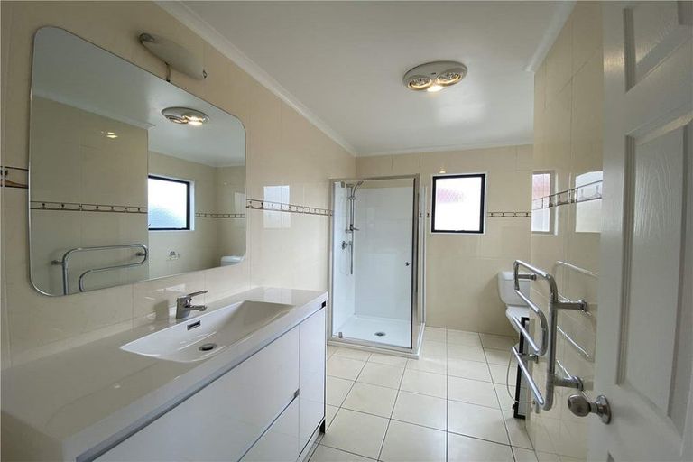 Photo of property in 439 Old Te Atatu Road, Te Atatu Peninsula, Auckland, 0610