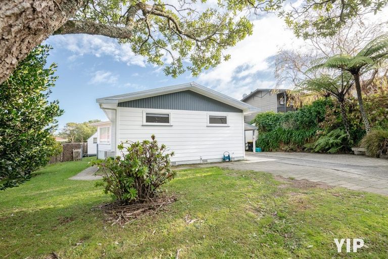 Photo of property in 96 Stewart Drive, Newlands, Wellington, 6037