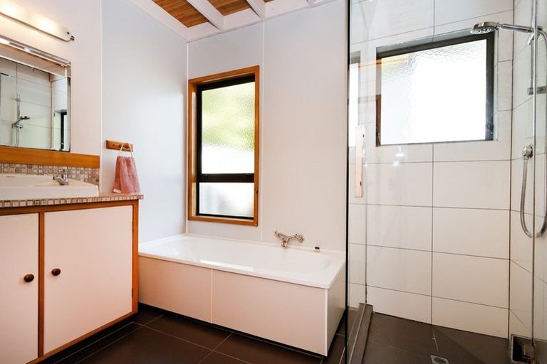 Photo of property in 15 Pendrell Road, Piha, New Lynn, 0772