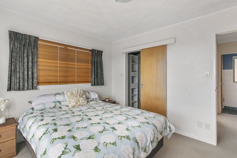 Photo of property in 1/14 Kirkdale Place, Northcross, Auckland, 0632