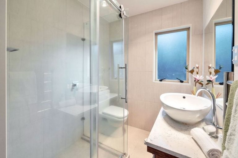 Photo of property in 32 Canary Place, Unsworth Heights, Auckland, 0632