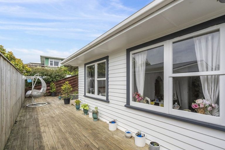 Photo of property in 76 Grays Road, Camborne, Porirua, 5026