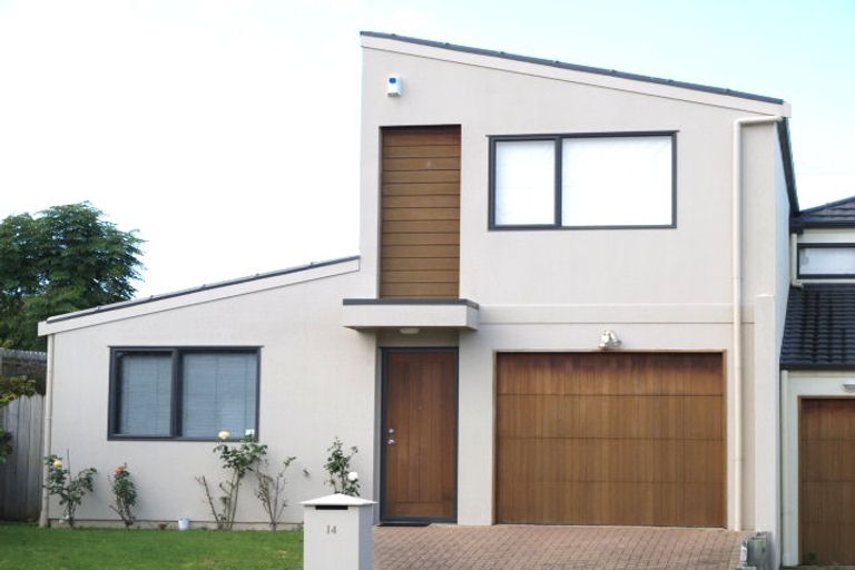 Photo of property in 14 Faldo Drive, Golflands, Auckland, 2013