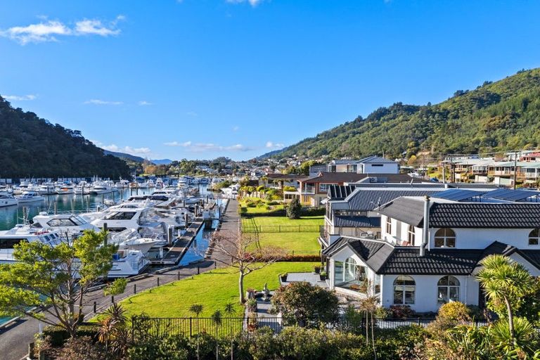 Photo of property in 37 Waikawa Road, Picton, 7220