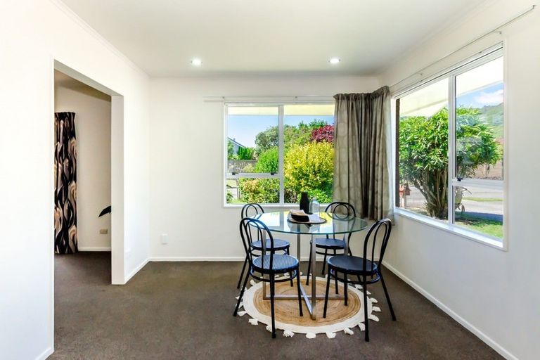 Photo of property in 2a Rewarewa Crescent, Waikanae, 5036