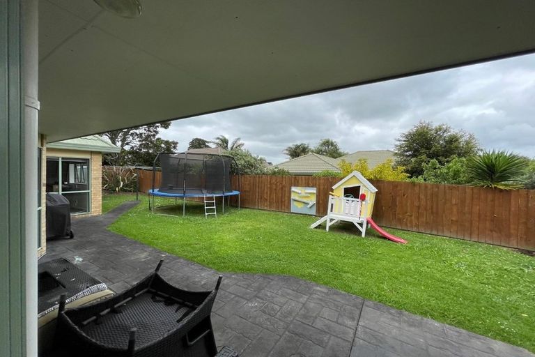 Photo of property in 14 Hagen Close, Golflands, Auckland, 2013