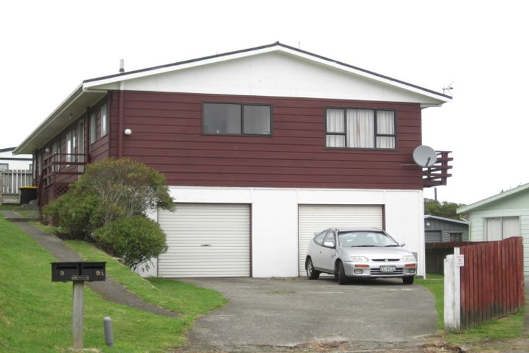 Photo of property in 9 Chetwode Grove, Newlands, Wellington, 6037